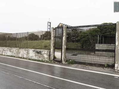 Il varco principale � costituito da un cancello arruginito che per� � chiuso: per fortuna accediamo all'interno attraversando un buco presente in un'inferriata a esso adiacente